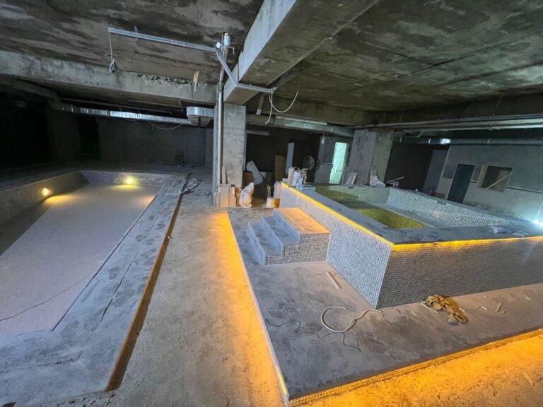 Kapalı spa havuzunun basamak ve aydınlatma yapım aşaması