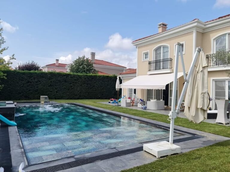 Villa bahçesinde taşmalı açık yüzme havuzu