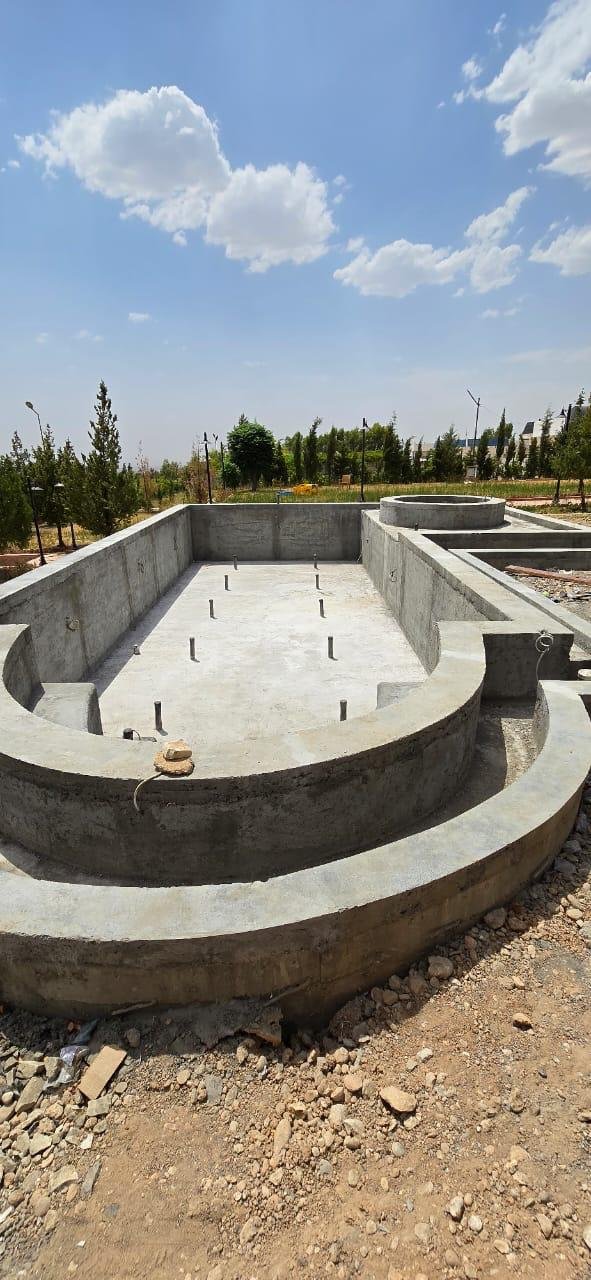 Betonarme havuz kaba inşaatı ve kavisli merdiven bölümü